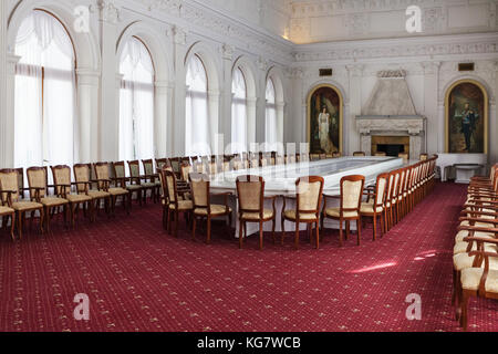 Livadiya, crimea - 21 settembre 2017: all'interno della sala bianca (il gala sala da pranzo) nel palazzo di Livadia. Il palazzo era la residenza di estate dei r Foto Stock