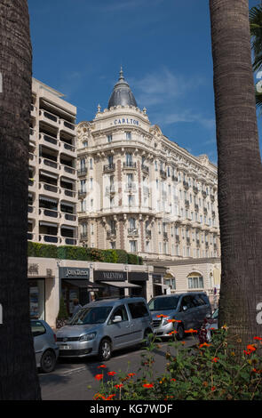 Esterno del Carlton Intercontinental Luxury Hotel, auto sulla strada, Cannes, Costa Azzurra, Provenza-Alpi-Costa Azzurra, Francia. Foto Stock