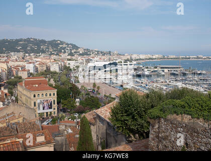 Vista dal Musee de la castre verso il porto degli yacht e la città di Cannes, cote d'azur, PROVENCE-ALPES-COTE D'Azur, in Francia. Foto Stock