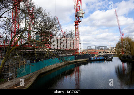 Nuovi appartamenti in costruzione lungo il Regents Canal a Camden Town, Londra, Regno Unito. Foto Stock