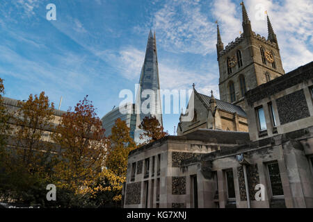 Vista del London Shard e Cattedrale di Southwark Foto Stock