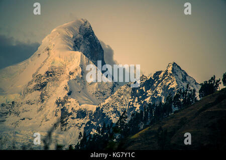 Un picco di montagna nella parte della cordillera blanca al tramonto come fotografato da yungay, Perù, Sud America. Foto Stock