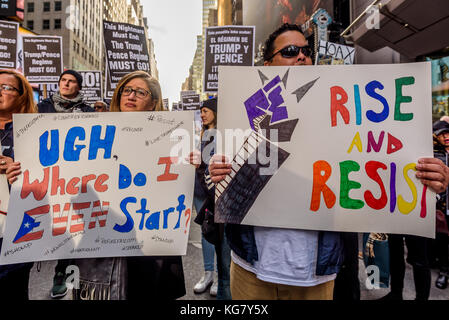 New York, Stati Uniti. 04Nov 2017. Centinaia di newyorkesi si sono Uniti a un rally non violento e permesse e marciano da Times Square a Washington Square Park il 4 novembre 2017; dichiarando che tutto questo regime è illegittimo, chiedendo di essere tolto dal potere e che non si fermeranno fino a quando la loro unica domanda non sarà soddisfatta: Questo incubo deve finire: Il regime di Trump/Pence deve andare! Credit: Erik McGregor/Pacific Press/Alamy Live News Foto Stock