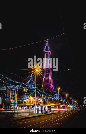 La Blackpool Tower e il lungomare durante le luminarie di Blackpool Foto Stock