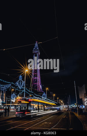 La Blackpool Tower e il lungomare durante le luminarie di Blackpool Foto Stock