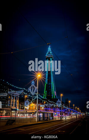 La Blackpool Tower e il lungomare durante le luminarie di Blackpool Foto Stock
