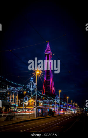 La Blackpool Tower e il lungomare durante le luminarie di Blackpool Foto Stock