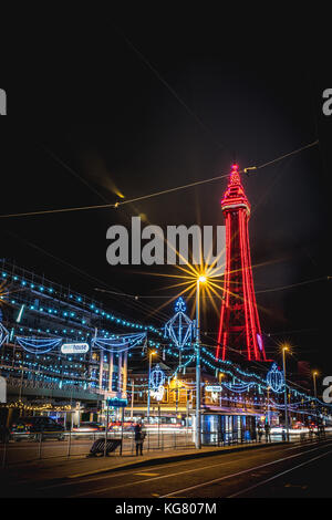 La Blackpool Tower e il lungomare durante le luminarie di Blackpool Foto Stock