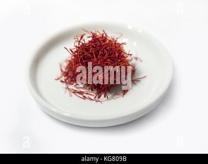 Fili di zafferano isolati su sfondo bianco, il fuoco selettivo Foto Stock