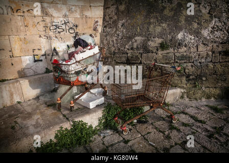 I cassonetti pieni di spazzatura in serata Foto Stock