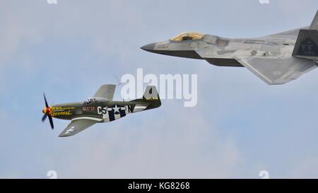 F-22 Raptor Fighter jet e P Mustang eseguendo USAF Heritage volo al 2017 Royal International Air Tattoo Foto Stock