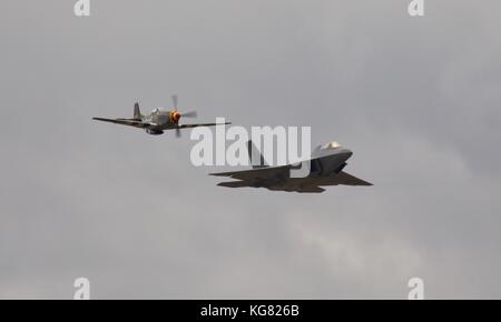 F-22 Raptor Fighter jet e P Mustang eseguendo USAF Heritage volo al 2017 Royal International Air Tattoo Foto Stock