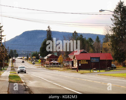 Speculatore, New York, Stati Uniti d'America. 4 novembre 2017. visualizza in basso Route 8 nel piccolo villaggio di Adirondack di speculatore , New York con il lago di piacevole e Specul Foto Stock