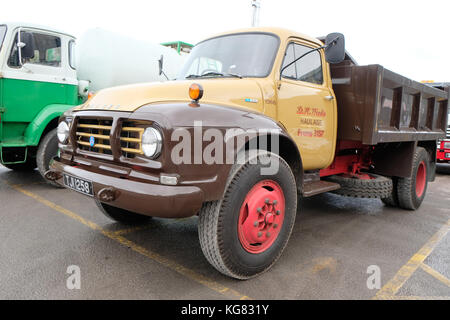 Ottobre 2017 - il camion ribaltabile Bedford TJ restaurato è in mostra in una piccola mostra. Bedford faceva parte di Vauxhall che fanno parte di General Motors Foto Stock