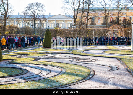 Saint-Petersburg, Russia - 02 novembre 2017: una folla di persone stare in linea presso il museo del palazzo di Caterina a Carskoe Selo Foto Stock