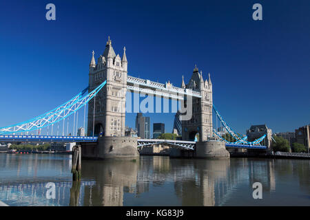 Il famoso Tower Bridge di Londra Inghilterra Foto Stock