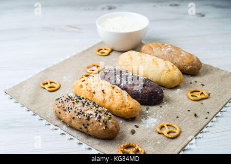 Piastra di pane con diversi tipi di pane fatto con farine diverse