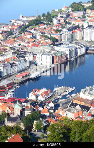 Vågen, la baia e il porto di Bergen City Centre, visto dal Monte Fløyen, Norvegia Foto Stock