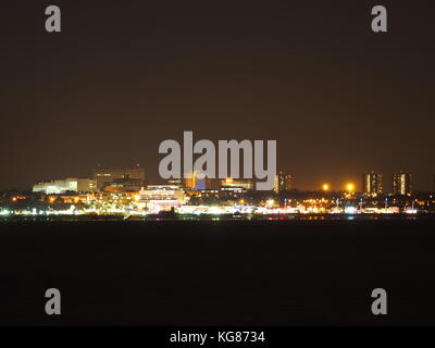 Sheerness, Kent, Regno Unito. 4 Novembre, 2017. Le luci luminose di Southend on sea, Essex come visto da di Sheerness su una sera Nuvoloso. Credito: James Bell/Alamy Live News Foto Stock