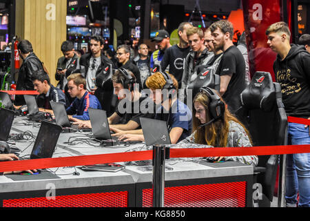 Parigi, Francia. 4 novembre 2017. I partecipanti hanno visto giocare online sui notebook alla fiera. La più grande convention di giochi, la Paris Games Week, si è svolta al Paris Expo, l'evento aperto al pubblico dal 1° al 5 novembre 2017. Principali società di videogiochi, Sony, Ubisoft, Xbox, Nintendo, presenta nuovi giochi e tecnologie inediti all'evento. Centinaia di migliaia di giocatori e sviluppatori hanno visitato il luogo. Credito: SOPA/ZUMA Wire/Alamy Live News Foto Stock