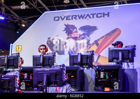 Parigi, Francia. 4 novembre 2017. I partecipanti hanno visto giocare al videogioco OVERWATCH. La più grande convention di giochi, la Paris Games Week, si è svolta al Paris Expo, l'evento aperto al pubblico dal 1° al 5 novembre 2017. Principali società di videogiochi, Sony, Ubisoft, Xbox, Nintendo, presenta nuovi giochi e tecnologie inediti all'evento. Centinaia di migliaia di giocatori e sviluppatori hanno visitato il luogo. Credito: SOPA/ZUMA Wire/Alamy Live News Foto Stock