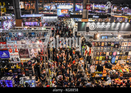 Parigi, Francia. 4 novembre 2017. Vista generale della fiera della settimana dei giochi di Parigi. La più grande convention di giochi, la Paris Games Week, si è svolta al Paris Expo, l'evento aperto al pubblico dal 1° al 5 novembre 2017. Principali società di videogiochi, Sony, Ubisoft, Xbox, Nintendo, presenta nuovi giochi e tecnologie inediti all'evento. Centinaia di migliaia di giocatori e sviluppatori hanno visitato il luogo. Credito: SOPA/ZUMA Wire/Alamy Live News Foto Stock