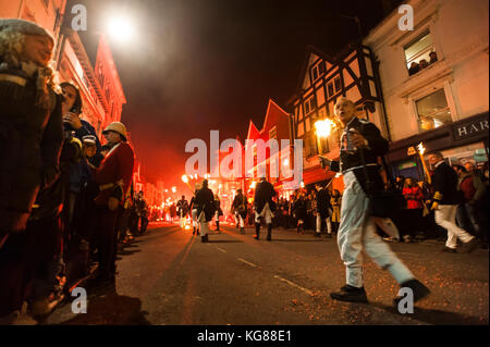 Lewes, Regno Unito. 4 Novembre, 2017. Lewes notte dei falò celebrazioni. L annuale 5 novembre celebrazioni in Lewes, East Sussex, sono il più grande notte dei falò le celebrazioni in tutto il mondo. Questo anni celebrazioni caduta sabato 4 novembre. Credito: Francesca Moore/Alamy Live News Foto Stock