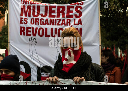 Madrid, Spagna. 4 novembre, 2017. Una donna con il volto coperto con soviet falce e martello durante una dimostrazione per il centesimo anniversario della rivoluzione di ottobre, in Spagna a Madrid. Credito: Marcos del mazo/alamy live news Foto Stock