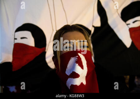 Madrid, Spagna. 4 novembre 2017. Una donna con la faccia coperta di martello e falce sovietici durante una dimostrazione per il 100 ° anniversario della rivoluzione d'ottobre, a Madrid, in Spagna. Crediti: Marcos del Mazo/Alamy Live News Foto Stock