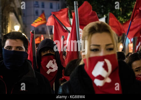 Madrid, Spagna. 4 novembre 2017. Persone con la faccia coperta di martello e falce sovietici durante una dimostrazione per il 100 ° anniversario della rivoluzione d'ottobre, a Madrid, in Spagna. Crediti: Marcos del Mazo/Alamy Live News Foto Stock