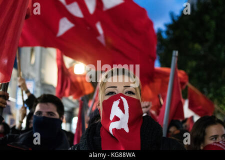 Madrid, Spagna. 4 novembre 2017. Una donna con la faccia coperta di martello e falce sovietici durante una dimostrazione per il 100 ° anniversario della rivoluzione d'ottobre, a Madrid, in Spagna. Crediti: Marcos del Mazo/Alamy Live News Foto Stock