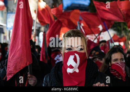 Madrid, Spagna. 4 novembre 2017. Una donna con la faccia coperta di martello e falce sovietici durante una dimostrazione per il 100 ° anniversario della rivoluzione d'ottobre, a Madrid, in Spagna. Crediti: Marcos del Mazo/Alamy Live News Foto Stock