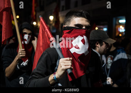 Madrid, Spagna. 4 novembre 2017. Persone con la faccia coperta di martello e falce sovietici durante una dimostrazione per il 100 ° anniversario della rivoluzione d'ottobre, a Madrid, in Spagna. Crediti: Marcos del Mazo/Alamy Live News Foto Stock