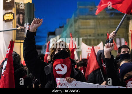 Madrid, Spagna. 4 novembre, 2017. Una donna con il volto coperto con soviet falce e martello durante una dimostrazione per il centesimo anniversario della rivoluzione di ottobre, in Spagna a Madrid. Credito: Marcos del mazo/alamy live news Foto Stock