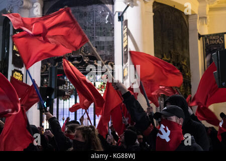 Madrid, Spagna. 4 novembre 2017. Persone con la faccia coperta di martello e falce sovietici durante una dimostrazione per il 100 ° anniversario della rivoluzione d'ottobre, a Madrid, in Spagna. Crediti: Marcos del Mazo/Alamy Live News Foto Stock