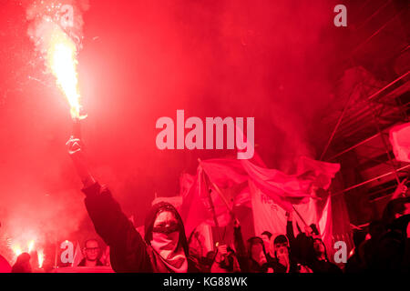 Madrid, Spagna. 4 novembre 2017. Una donna con la faccia coperta di martello e falce sovietici solleva un bagliore durante una dimostrazione per il 100 ° anniversario della rivoluzione d'ottobre, a Madrid, in Spagna. Crediti: Marcos del Mazo/Alamy Live News Foto Stock