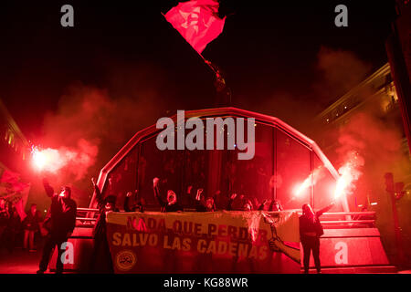 Madrid, Spagna. 4 novembre 2017. La gente rinuncia a bandiere e razze durante una manifestazione per il 100 ° anniversario della rivoluzione d'ottobre, a Madrid, in Spagna. Crediti: Marcos del Mazo/Alamy Live News Foto Stock