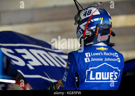 Fort Worth, Texas, Stati Uniti d'America. 4 Novembre, 2017. Nov. 4 2017. Fort Worth, Texas. Autista Jimmie Johnson durante la pratica per la NASCAR Monster Energy XIII AAA annuale Texas 500 al Texas Motor Speedway di Fort Worth, Texas Credito: Ralph Lauer/ZUMA filo/Alamy Live News Foto Stock