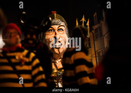 Lewes, Regno Unito. 4 Novembre, 2016. Lewes notte dei falò celebrazioni. L annuale 5 novembre celebrazioni in Lewes, East Sussex, sono il più grande notte dei falò le celebrazioni in tutto il mondo. Questo anni celebrazioni caduta sabato 4 novembre. Credito: Francesca Moore/Alamy Live News Foto Stock