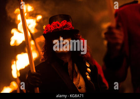 Lewes, Regno Unito. 4 Novembre, 2016. Lewes notte dei falò celebrazioni. L annuale 5 novembre celebrazioni in Lewes, East Sussex, sono il più grande notte dei falò le celebrazioni in tutto il mondo. Questo anni celebrazioni caduta sabato 4 novembre. Credito: Francesca Moore/Alamy Live News Foto Stock