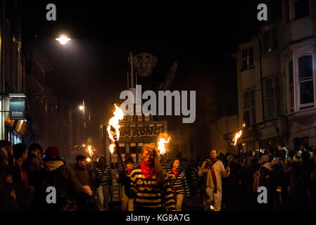 Lewes, Regno Unito. 4 Novembre, 2016. Lewes notte dei falò celebrazioni. L annuale 5 novembre celebrazioni in Lewes, East Sussex, sono il più grande notte dei falò le celebrazioni in tutto il mondo. Questo anni celebrazioni caduta sabato 4 novembre. Credito: Francesca Moore/Alamy Live News Foto Stock