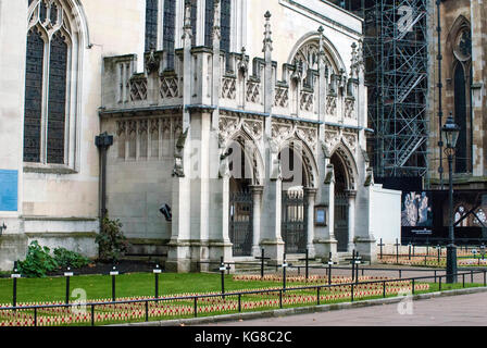 Londra, Regno Unito. 4 novembre, 2017. I preparativi iniziano con croci e di papavero per il campo 2017 del ricordo presso l'Abbazia di Westminster. Ricordo apprezzamenti sono piantati ogni tributo che porta un messaggio personale a qualcuno che hanno perso la loro vita al servizio del paese ogni anno centinaia di volontari impianto oltre 120.000 omaggi attraverso sei campi di ricordo in uk credit: johnny armstead/alamy live news Foto Stock