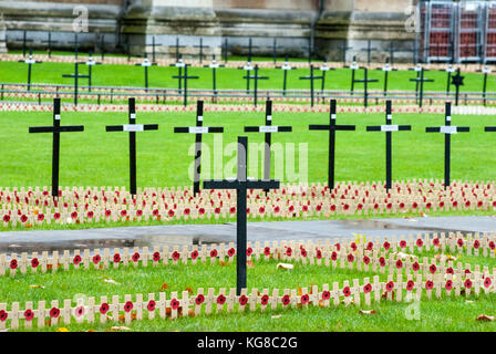 Londra, Regno Unito. 4 novembre, 2017. I preparativi iniziano con croci e di papavero per il campo 2017 del ricordo presso l'Abbazia di Westminster. Ricordo apprezzamenti sono piantati ogni tributo che porta un messaggio personale a qualcuno che hanno perso la loro vita al servizio del paese ogni anno centinaia di volontari impianto oltre 120.000 omaggi attraverso sei campi di ricordo in uk credit: johnny armstead/alamy live news Foto Stock