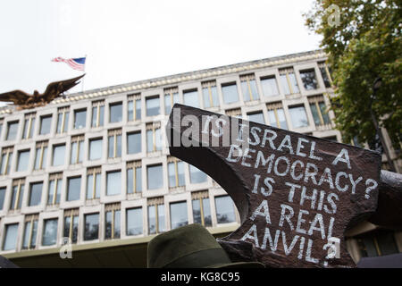 Londra, Regno Unito. 4 novembre, 2017. Gli attivisti per la Palestina preparare al di fuori dell'ambasciata americana di Grosvenor Square a marzo a Londra per chiedere giustizia e la parità di diritti per i palestinesi due giorni dopo il centesimo anniversario della Dichiarazione Balfour del 2 novembre 1917. il mese di marzo e la manifestazione sono stati organizzati dalla Palestina campagna di solidarietà, arrestare la coalizione bellica, forum palestinese in Gran Bretagna, amici di Al Aqsa e l'associazione musulmana di Bretagna. Credito: mark kerrison/alamy live news Foto Stock