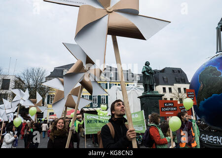 4 novembre 2017 - Bonn, Renania settentrionale-Vestfalia, Repubblica federale di Germania - mentre la COP 23 sta per iniziare, 25,000 persone si riuniscono durante la marcia popolare per le strade di Bonn per chiedere un'azione significativa e urgente da parte della comunità internazionale sul cambiamento climatico. Crediti: Alban Grosdier/SOPA/ZUMA Wire/Alamy Live News Foto Stock