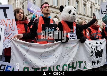 4 novembre 2017 - Bonn, Renania settentrionale-Vestfalia, nella Repubblica federale di Germania - wwf manifestanti hanno visto tenendo un banner durante la protesta. Come cop 23 è in procinto di avviare, 25.000 persone si riuniscono durante il popolo del marzo attraverso le strade di Bonn a domanda significativa e un intervento urgente della comunità internazionale sul cambiamento climatico. Credito: alban grosdidier/sopa/zuma filo/alamy live news Foto Stock