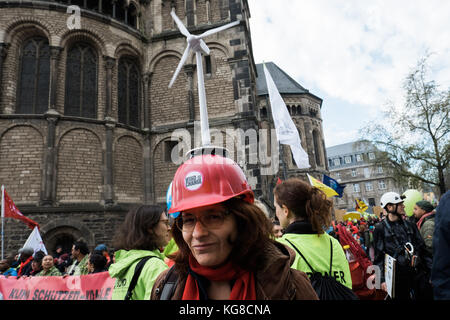 4 novembre 2017 - Bonn, Renania settentrionale-Vestfalia, Repubblica federale di Germania - mentre la COP 23 sta per iniziare, 25,000 persone si riuniscono durante la marcia popolare per le strade di Bonn per chiedere un'azione significativa e urgente da parte della comunità internazionale sul cambiamento climatico. Crediti: Alban Grosdier/SOPA/ZUMA Wire/Alamy Live News Foto Stock