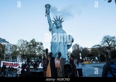 4 novembre 2017 - Bonn, Renania settentrionale-Vestfalia, Repubblica Federale di Germania - Una copia della Statua della libertà vista durante la protesta. Mentre la COP 23 sta per iniziare, 25,000 persone si riuniscono durante la marcia popolare per le strade di Bonn per chiedere un'azione significativa e urgente da parte della comunità internazionale sul cambiamento climatico. Crediti: Alban Grosdier/SOPA/ZUMA Wire/Alamy Live News Foto Stock