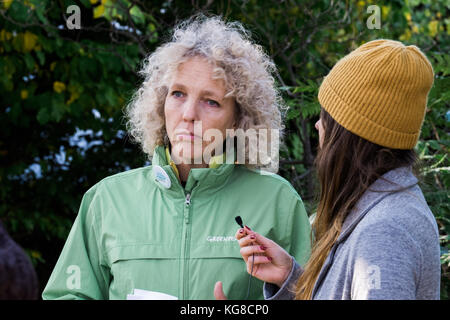 4 novembre 2017 - Bonn, Renania settentrionale-Vestfalia, Repubblica federale di Germania - la direttrice esecutiva di Greenpeace International Jennifer Morgan ha fatto un'intervista in diretta su Facebook con Cristiana De Lia durante la marcia sul clima del popolo alla COP 23 di Bonn. Crediti: Alban Grosdier/SOPA/ZUMA Wire/Alamy Live News Foto Stock