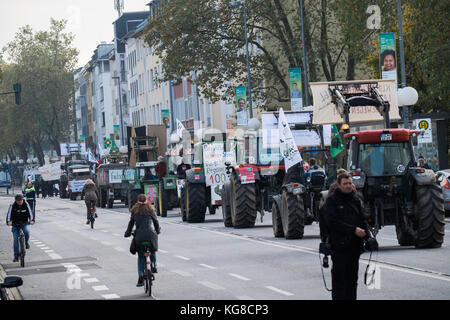 4 novembre 2017 - Bonn, Renania settentrionale-Vestfalia, Repubblica federale di Germania - Una linea di trattori partecipa alla marcia del clima popolare, mentre 25,000 persone si riuniscono per le strade di Bonn per chiedere un'azione significativa e urgente da parte della comunità internazionale sul cambiamento climatico. Crediti: Alban Grosdier/SOPA/ZUMA Wire/Alamy Live News Foto Stock